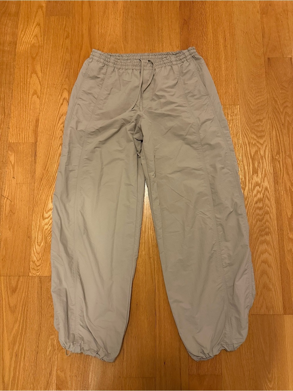 Women’s L beige parachute pants